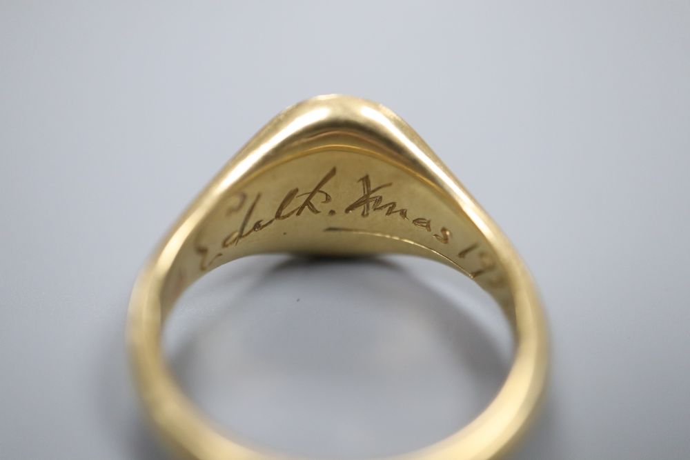 An 18ct gold intaglio seal signet ring, 8.8grams